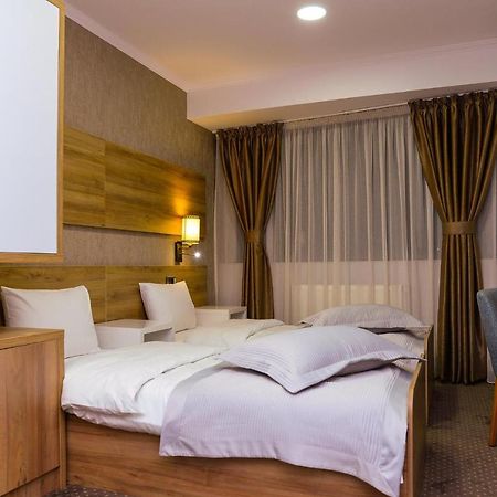 Hotel Ildis ยาช ภายนอก รูปภาพ