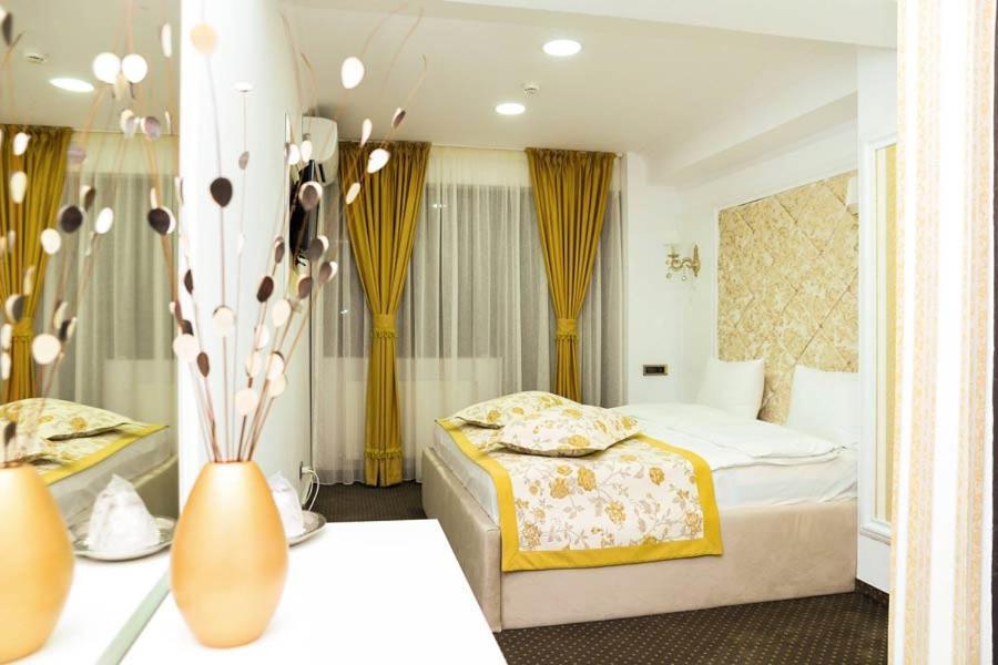 Hotel Ildis ยาช ภายนอก รูปภาพ