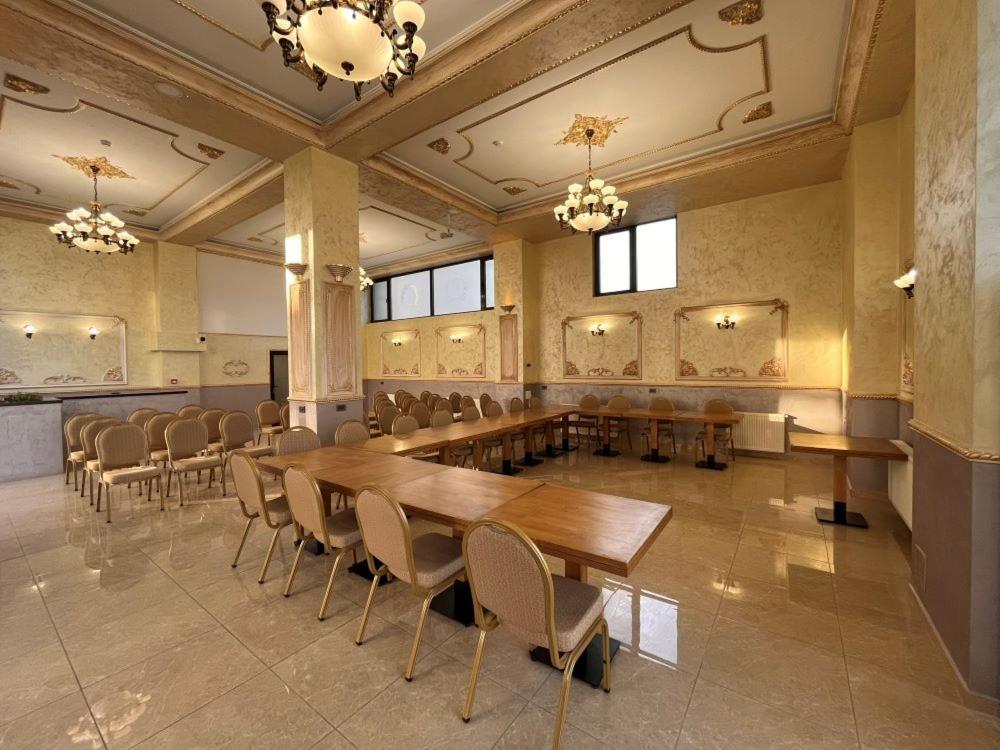 Hotel Ildis ยาช ภายนอก รูปภาพ